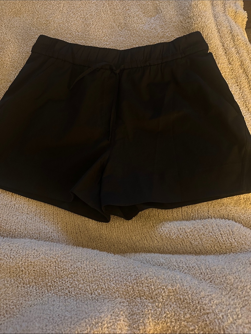 Lululemon women’s large black cinch-able 3.5’ inseam. EUC